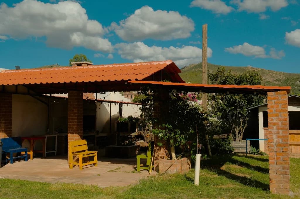 Pórticos de teja tradicional, columnas de ladrillo y vista campestre