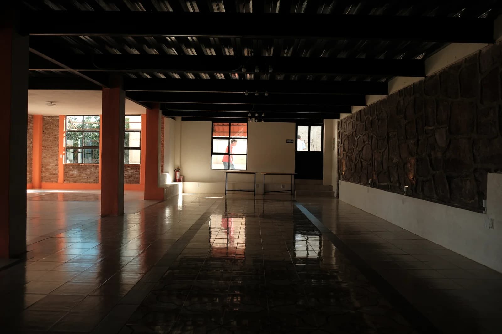 Interior amplio del salón techado con piso de mosaico artesanal